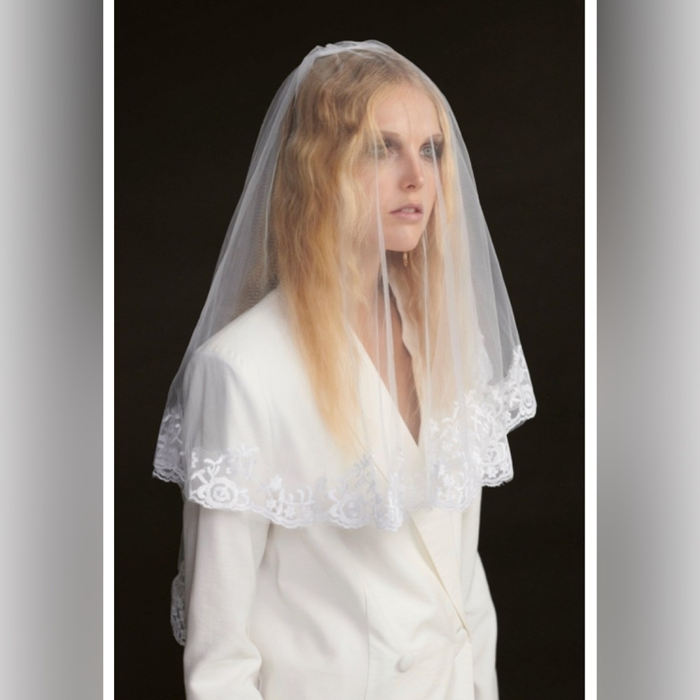 NWT Bridal veil. White, draped, loose fit. Hair comb attached. Bridal/Halloween